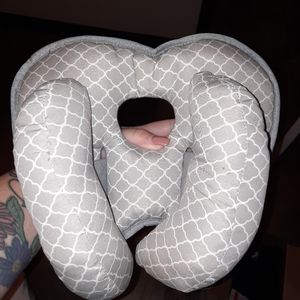 Baby head stabilizer pillow. Offers welcome